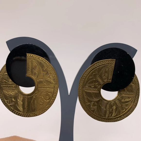 🖤#138 Vintage brass tone black accents clip on earrings - Picture 5 of 7